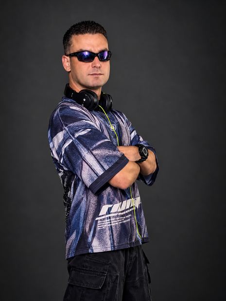 DJ TH de camiseta oversized, com fones no pescoço