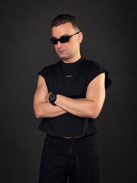 DJ TH de perfil em estúdio