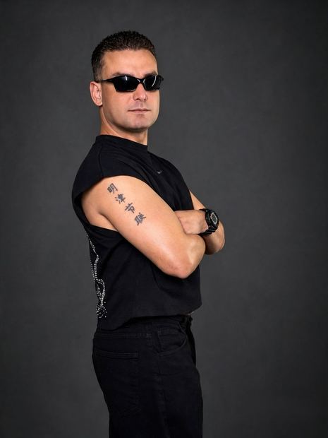 DJ TH de perfil, look all black