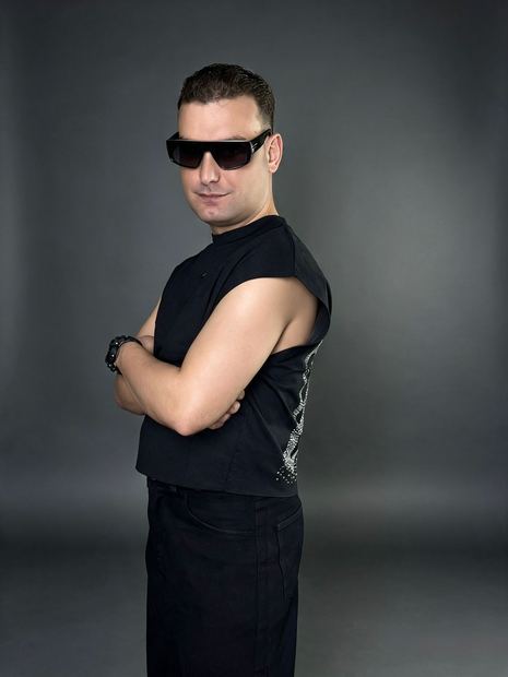 DJ TH de braços cruzados