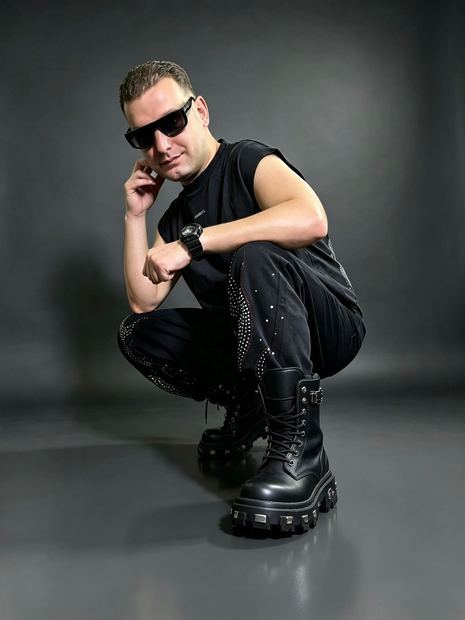 DJ TH agachado, ajustando os óculos