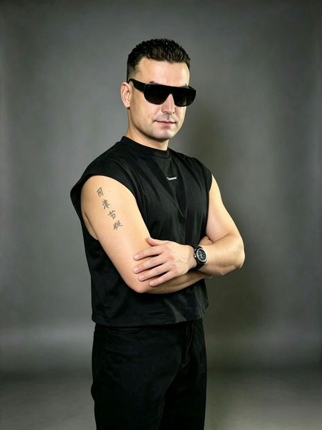 DJ TH retrato de óculos escuros