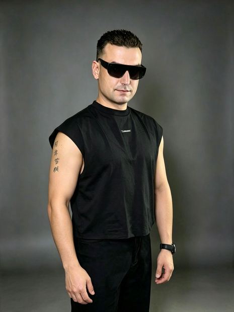 DJ TH de braços cruzados, look all black