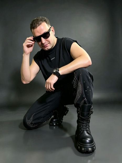 DJ TH agachado, look all black
